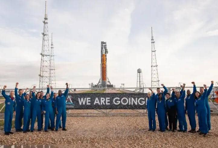 Para astronaut dan calon astronaut dari NASA dan Badan Antariksa Kanada di depan Sistem Peluncuran Antariksa Artemis I NASA dan pesawat ruang angkasa Orion di landasan peluncuran di Kompleks Peluncuran 39B pada 28 Agustus 2022.