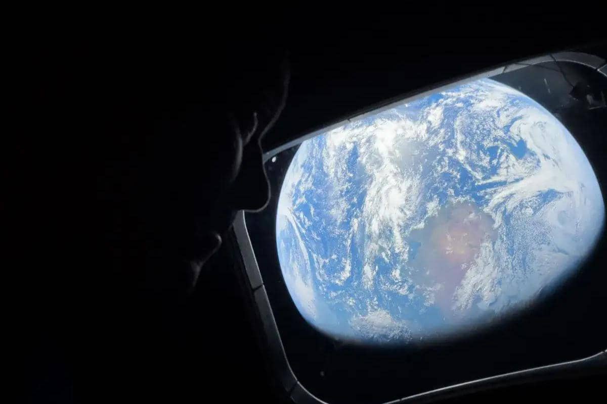 Pada 4 April 2026, astronaut NASA dan Komandan Artemis II, Reid Wiseman, melihat Bumi dari salah satu jendela kabin utama pesawat ruang angkasa Orion, saat kru melakukan perjalanan menuju Bulan.