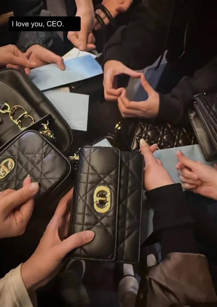 Jisoo BLACKPINK hadiahi staf BLISSOO tas Dior