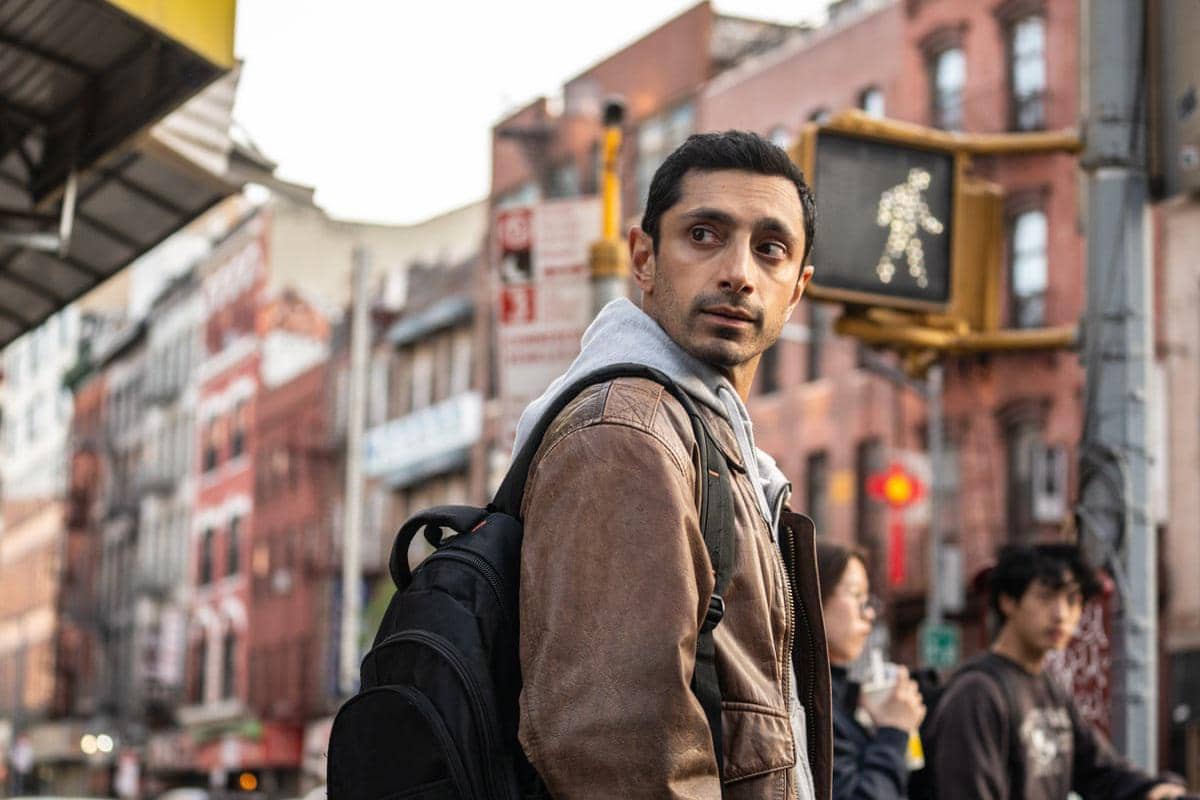 Riz Ahmed dalam film Relay