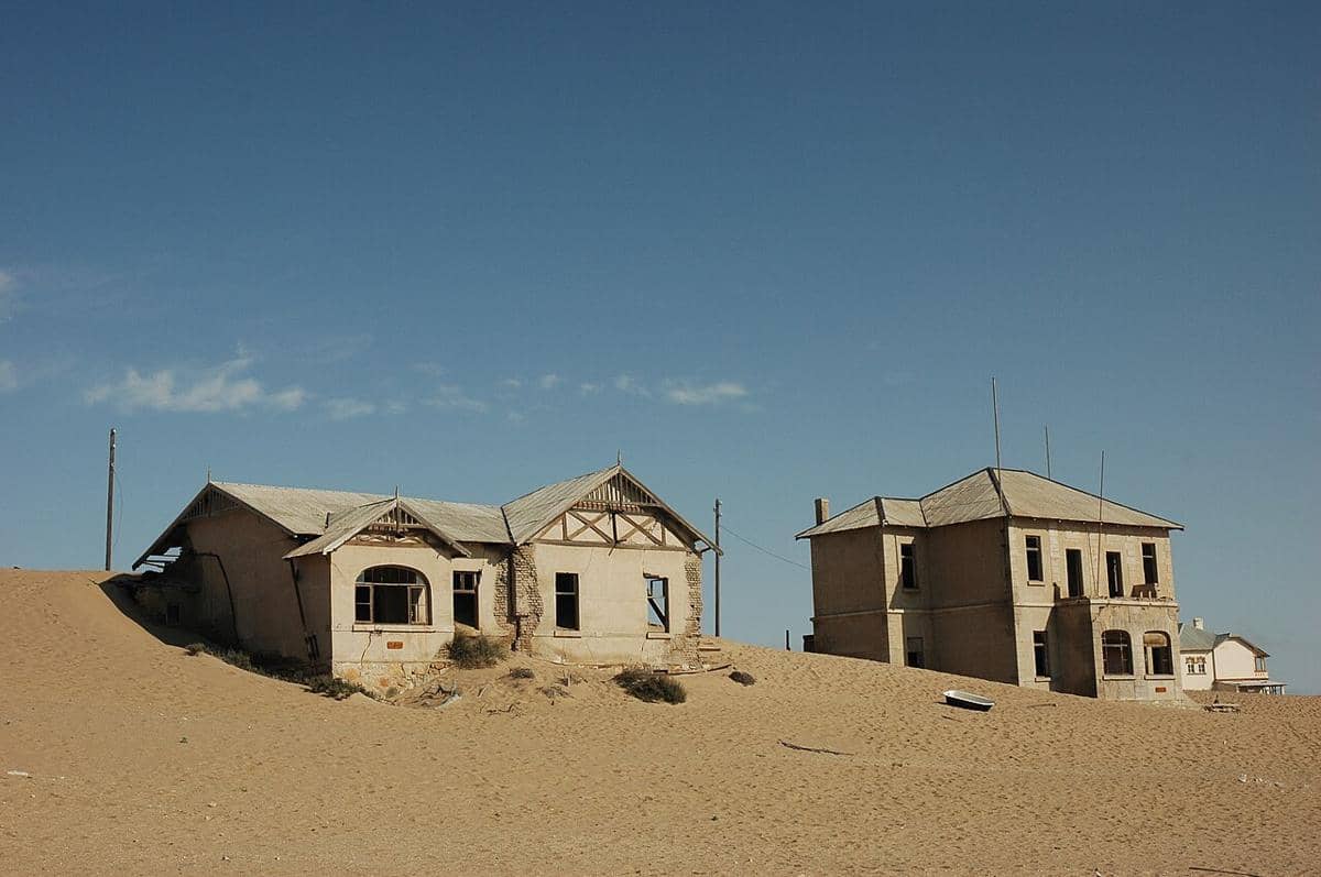 Apakah Kota Kolmanskop di Namibia Benar-Benar Dikubur Pasir Hidup?
