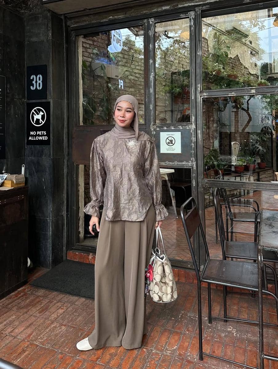 OOTD ke Kafe ala Fitri Hasiani