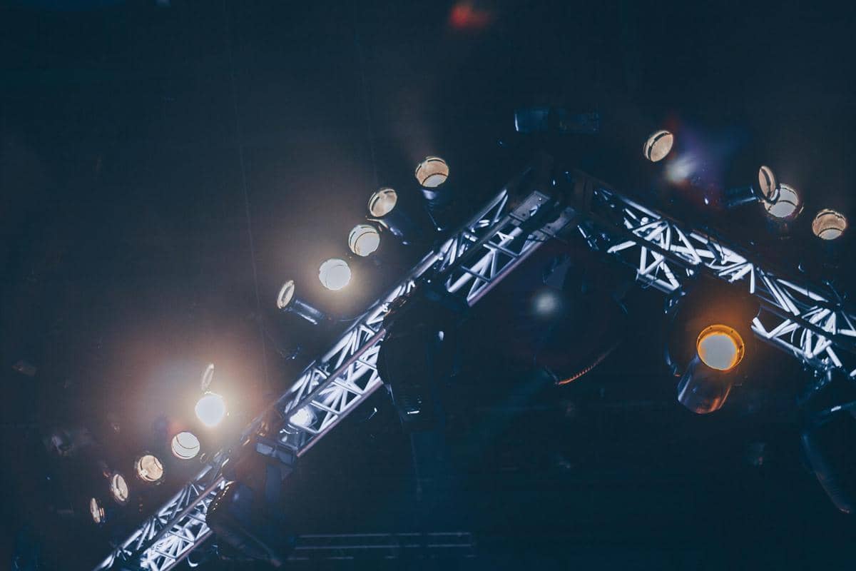 ilustrasi lampu panggung (pexels.com/Josh Sorenson)