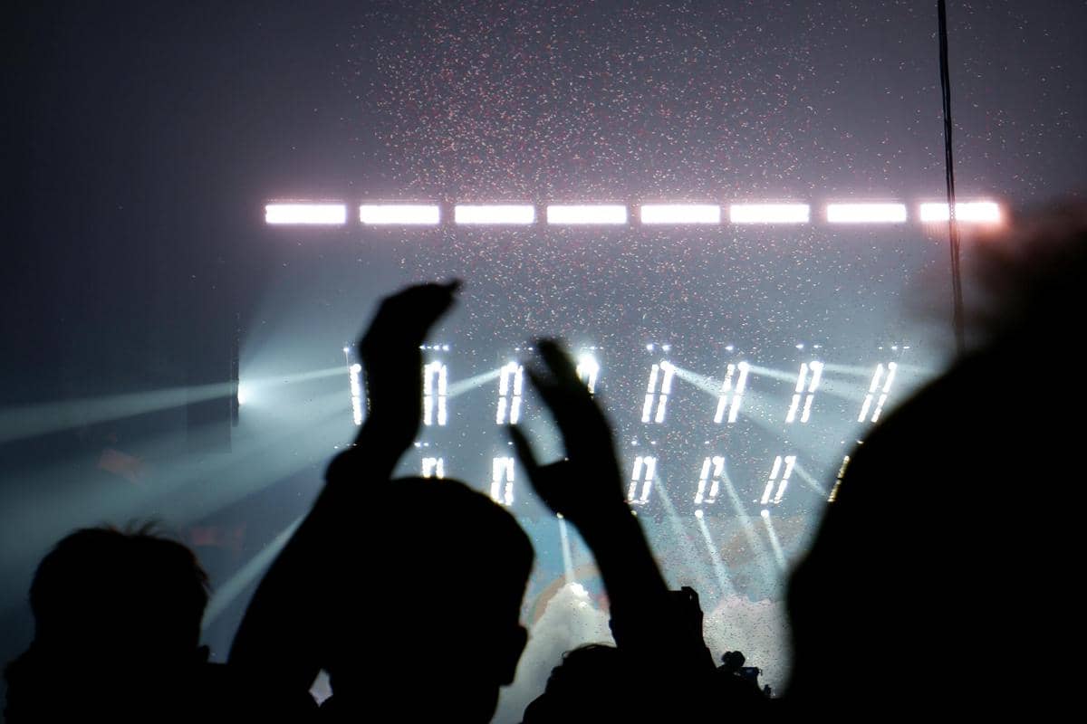 ilustrasi Penonton Konser Yang Penuh Energi (pexels.com/Pedro Rebelo Pereira)