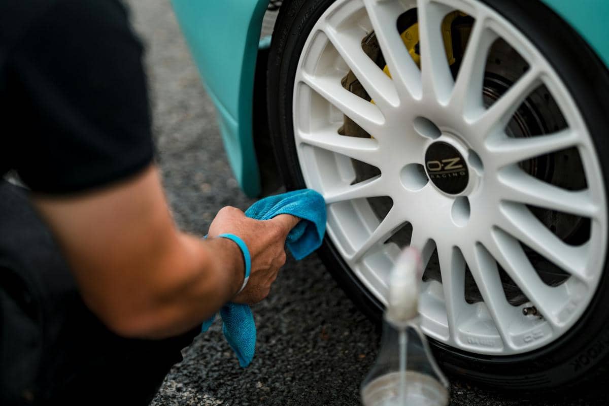 ilustrasi membersihkan velg ban mobil
