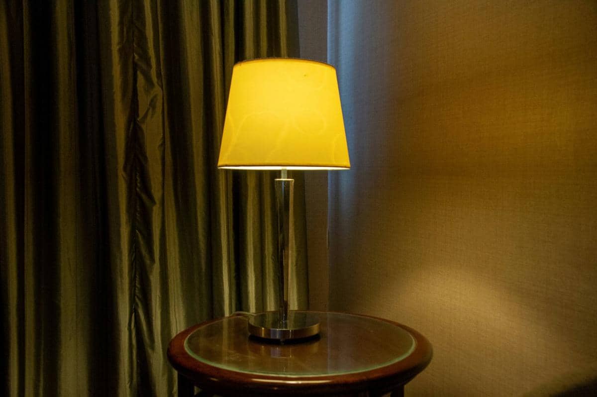 ilustrasi lampu dengan cahaya hangat