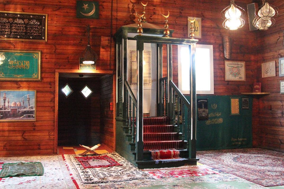 potret mihrab dan mimbar di dalam Masjid Kruszyniany