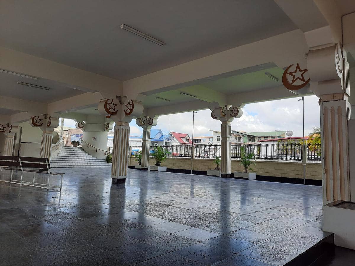 Pemandangan Jalan Keizerstraat terlihat dari dalam Masjid Keizerstraat, mengarah ke bangunan di seberang jalan.