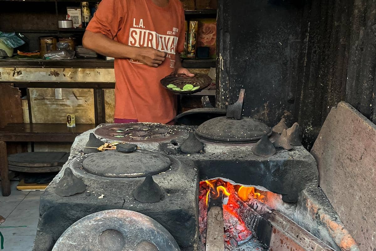 pembuatan laklak di Warung Laklak Pancoran (dok.pribadi/Natalia Indah)