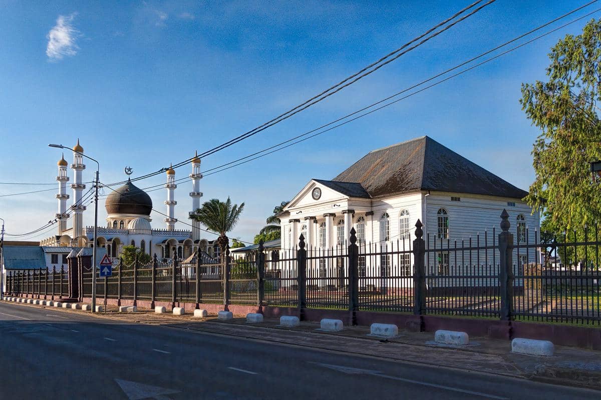Pemandangan Masjid Keizerstraat dan Sinagoge Neveh Shalom yang berdampingan di sepanjang Jalan Keizerstraat.