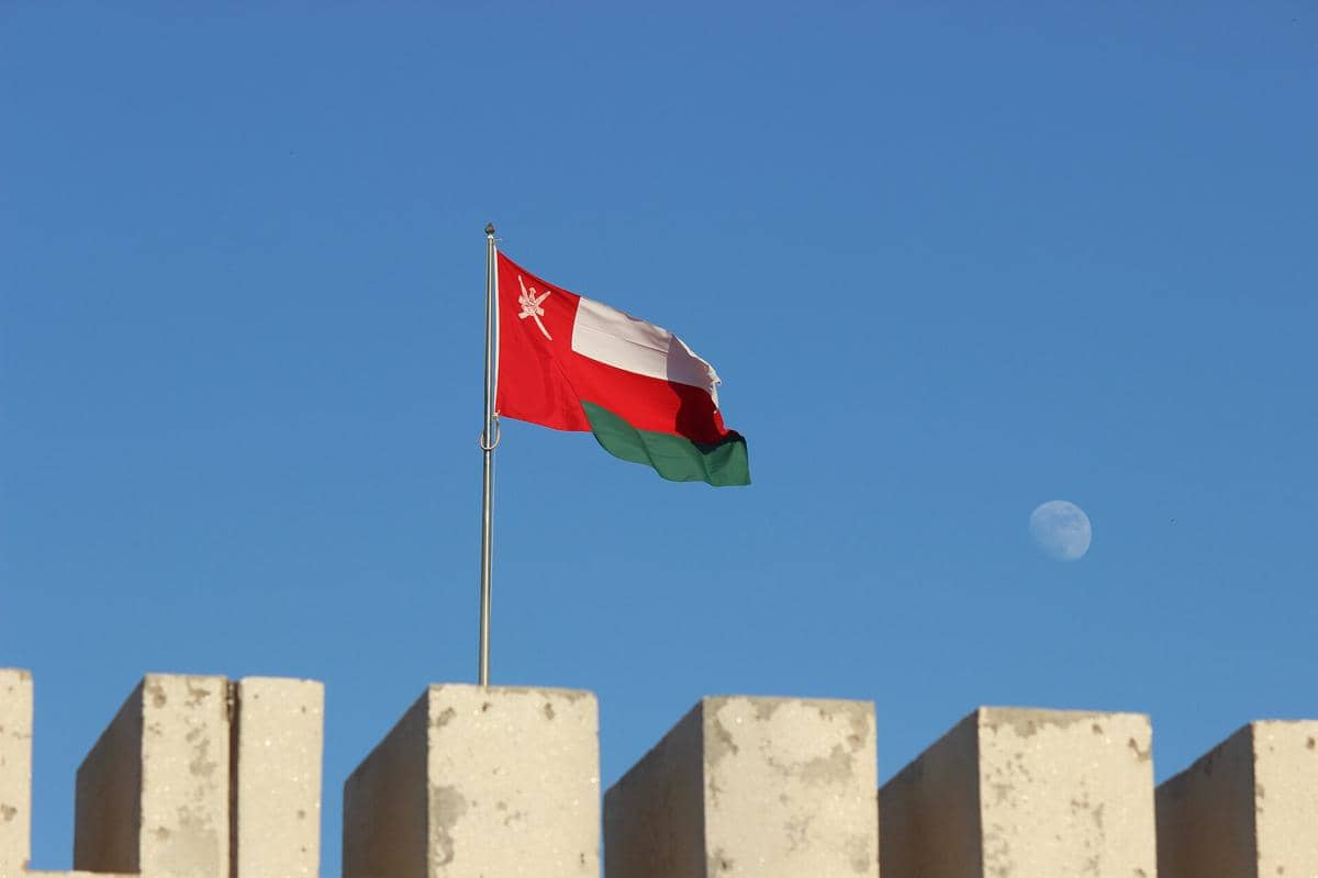 Bendera negara Oman (edward stojakovic from Portland, OR, United States, CC BY 2.0, via Wikimedia Commons)
