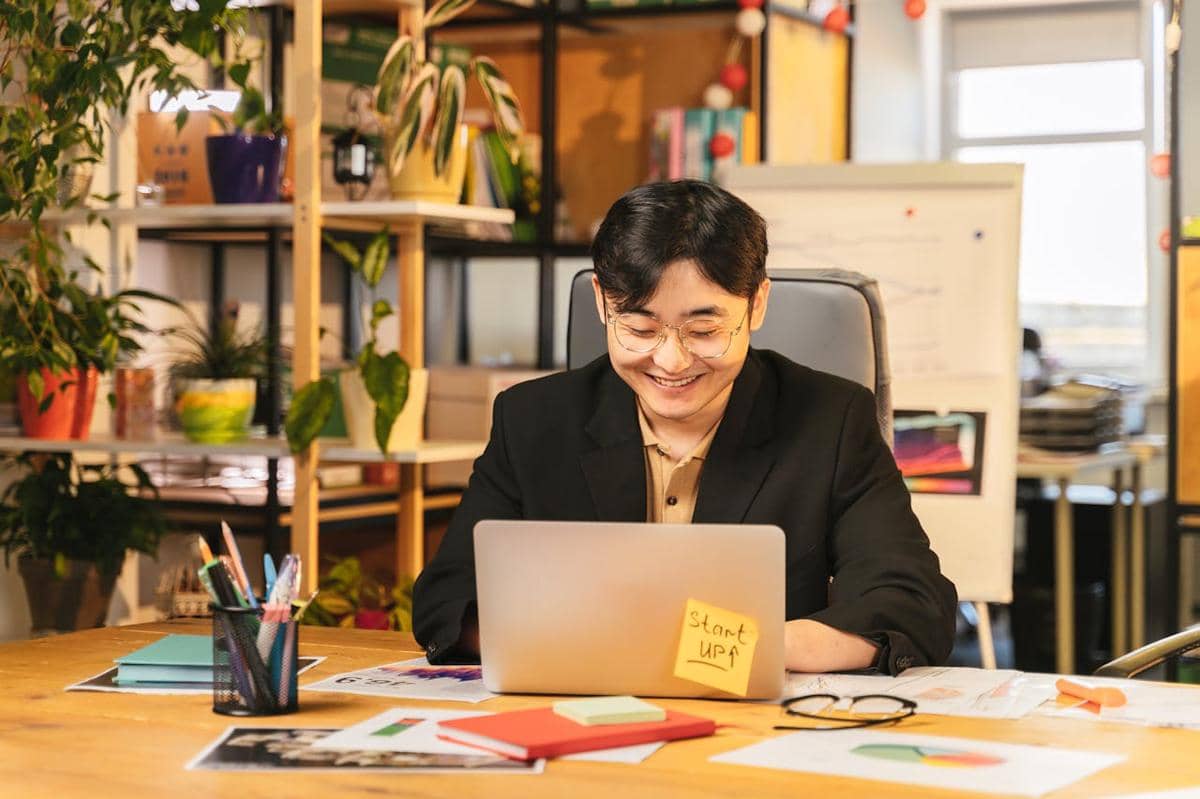 ilustrasi kerja bahagia