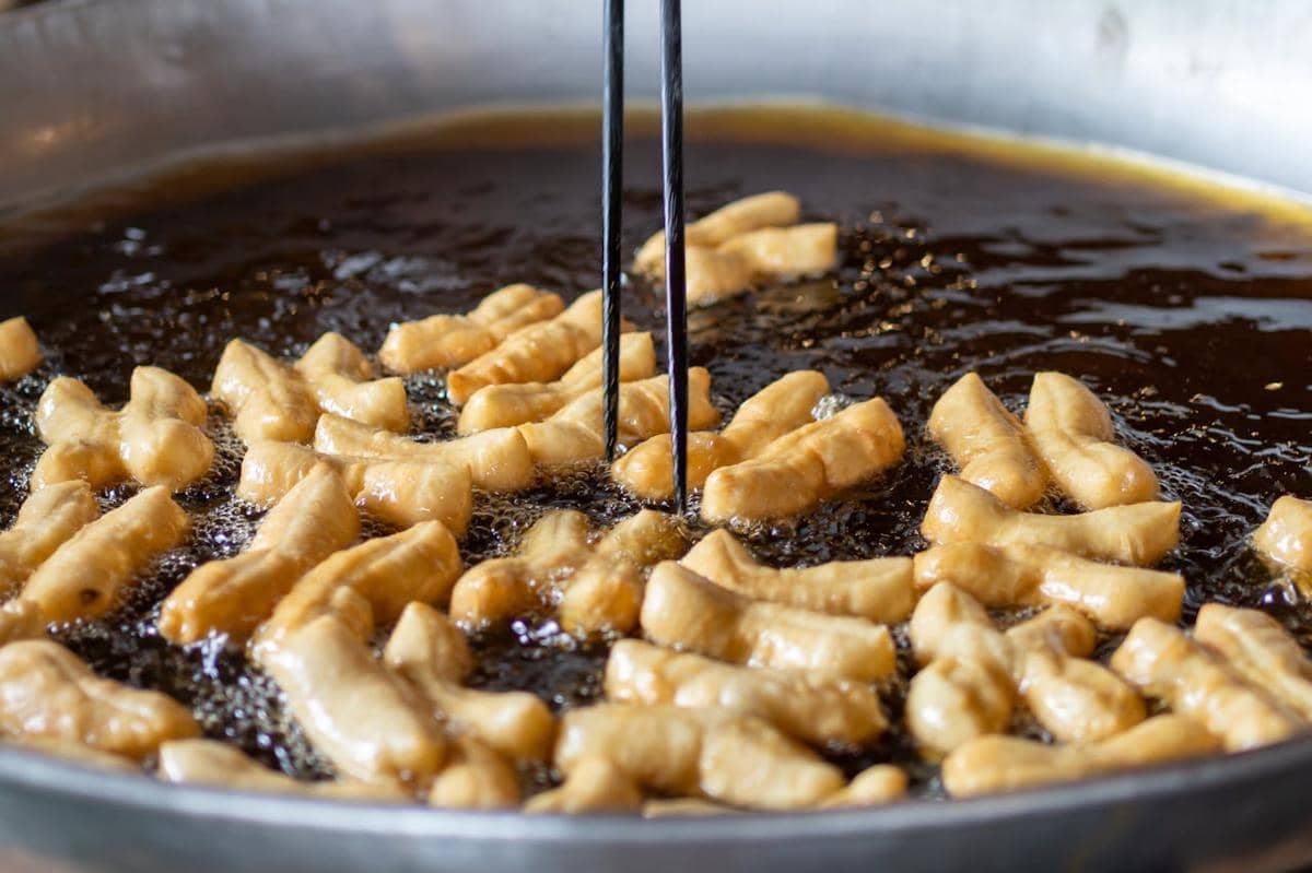 ilustrasi menggoreng cakwe 