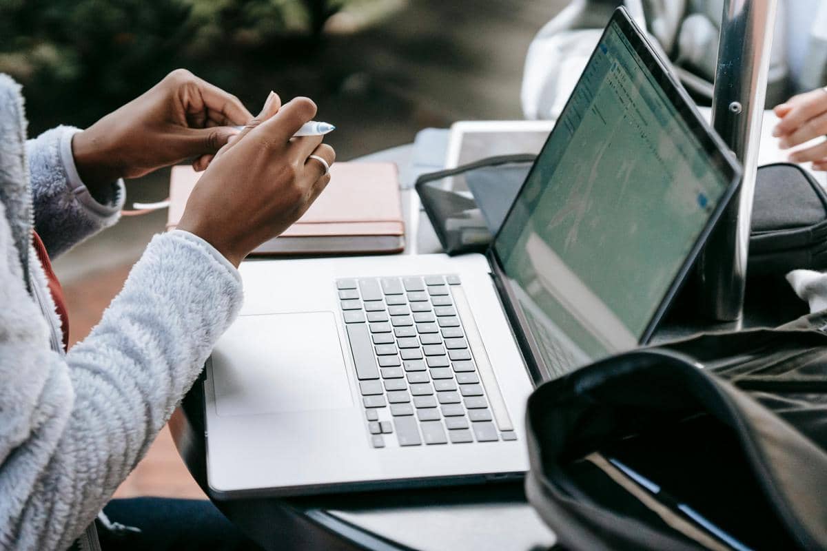 Ilustrasi calon mahasiswa menjalani proses daftar ulang SNBP 2026 di UPN “Veteran” Jawa Timur.