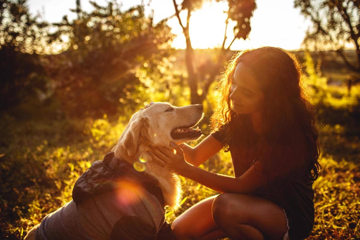 ilustrasi penyandang autis bersama anjing