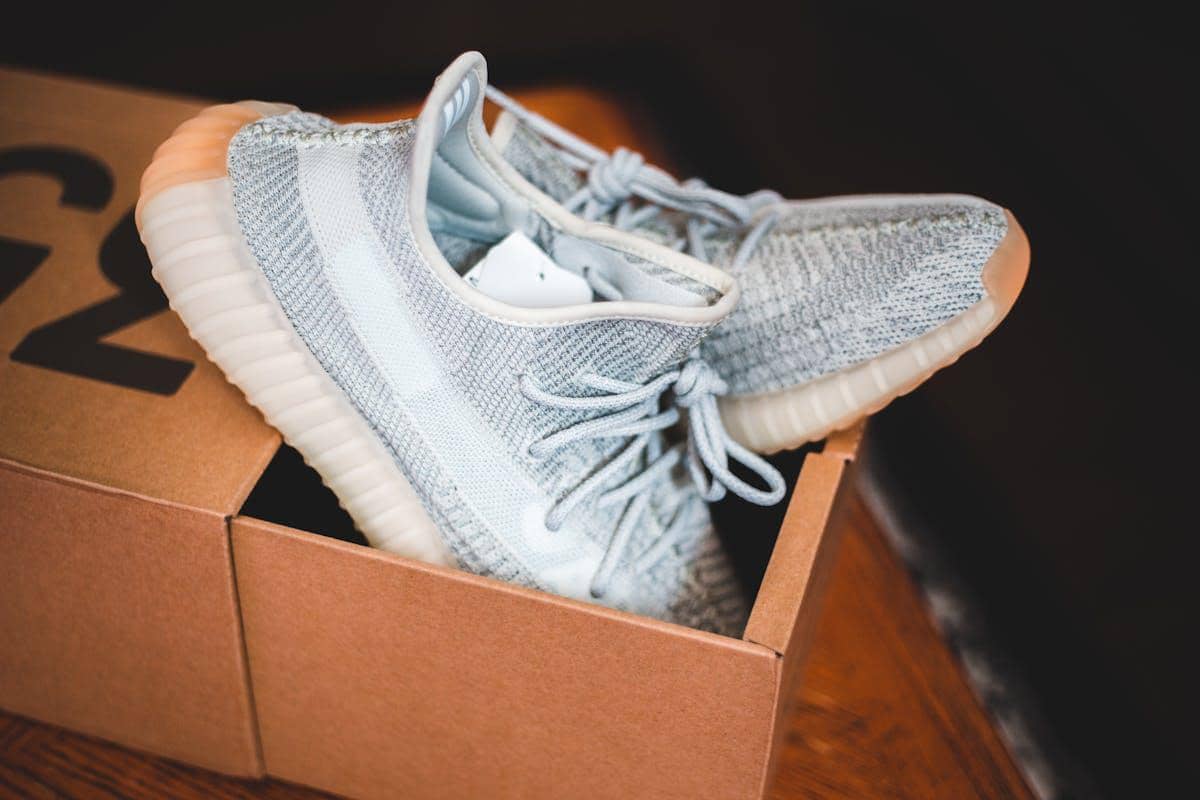 ilustrasi box sepatu model slide 