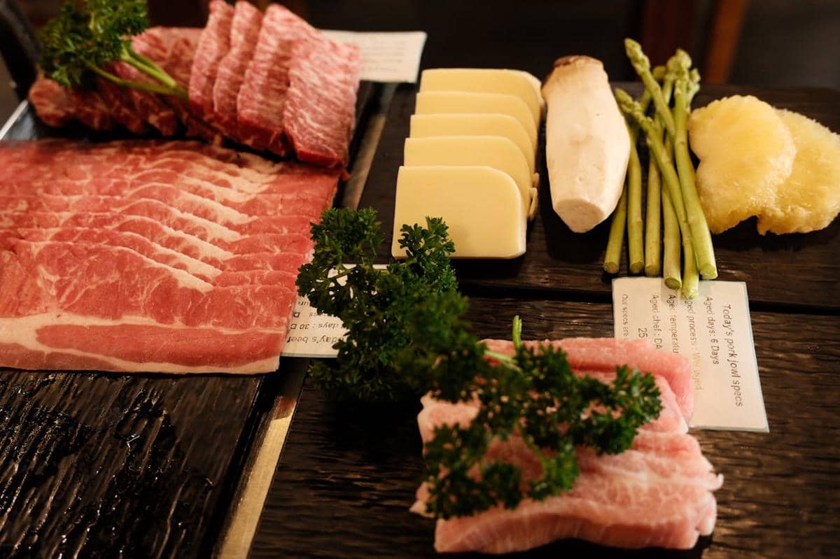 ilustrasi bahan makanan sayuran, keju, dan daging