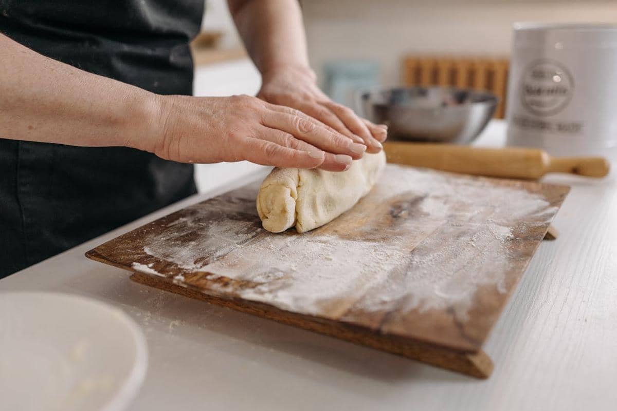 ilustrasi menggulung adonan