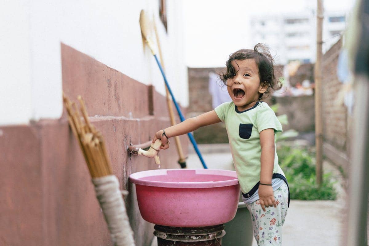 ilustrasi anak bermain air 