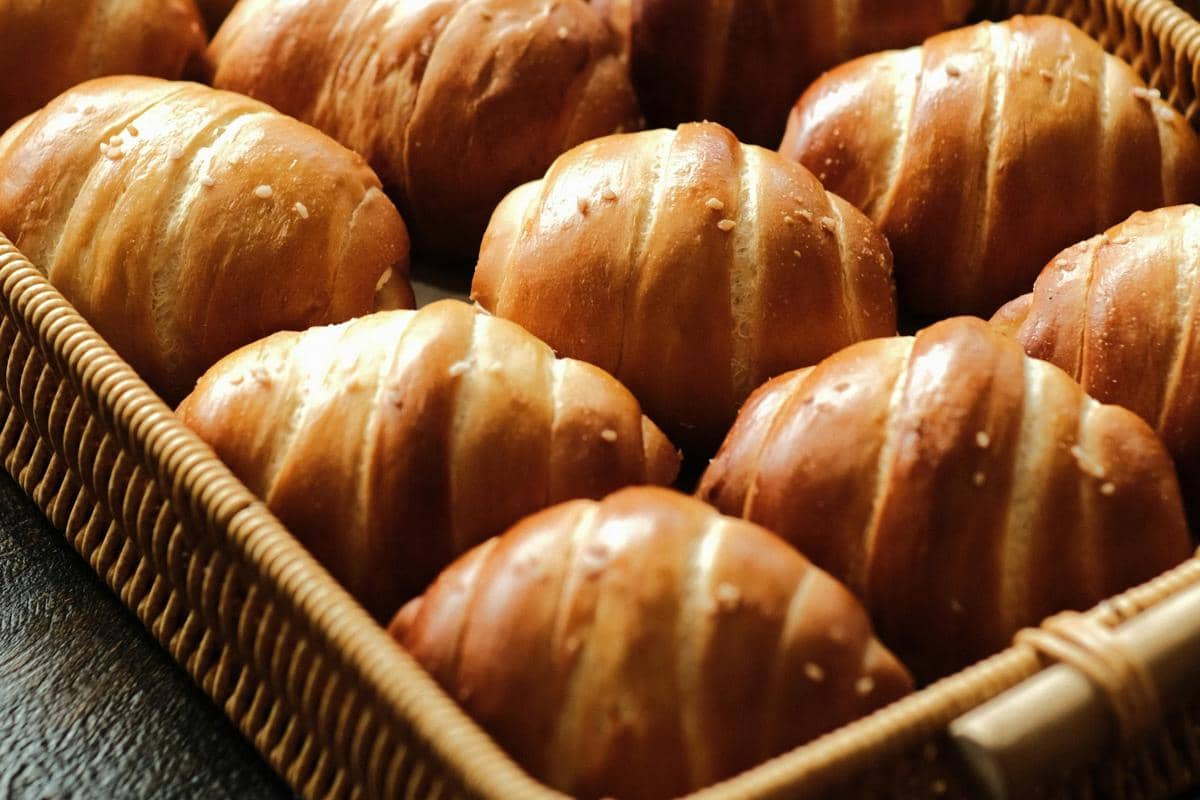 Ilustrasi salt bread Matly Bake House dengan tekstur renyah dan lembut.