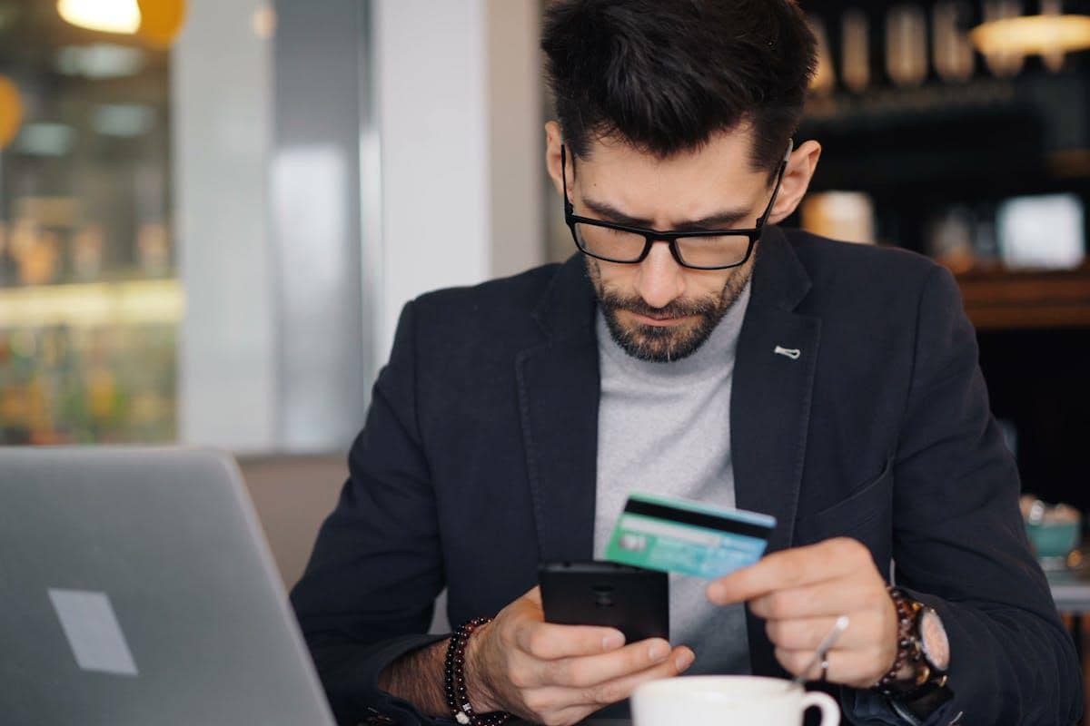 ilustrasi mengecek saldo melalui m-bangking 