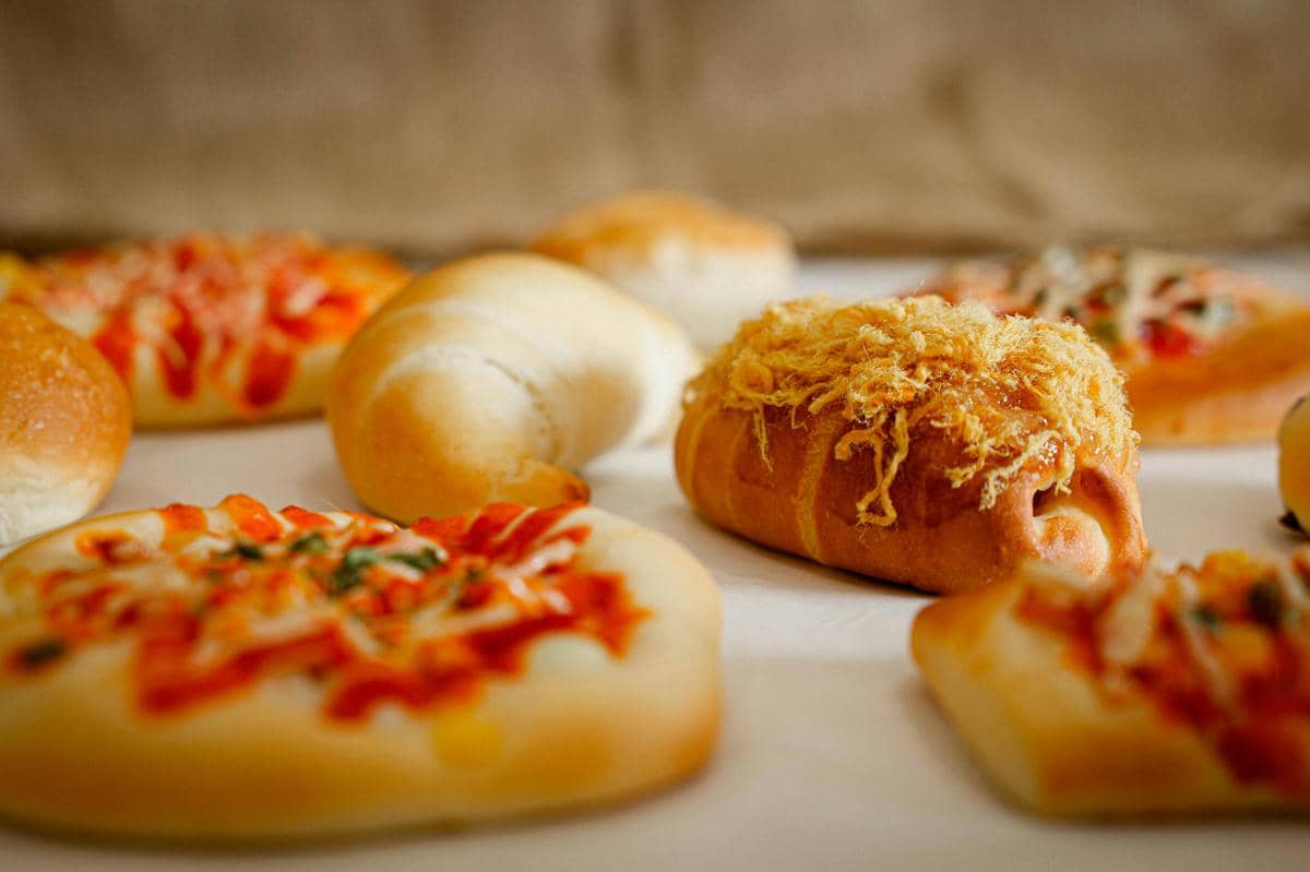 Ilustrasi salt bread dengan berbagai varian rasa di DROOL Bakery.