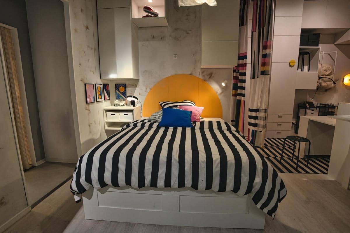 ilustrasi kamar kos dengan wallpaper dinding 