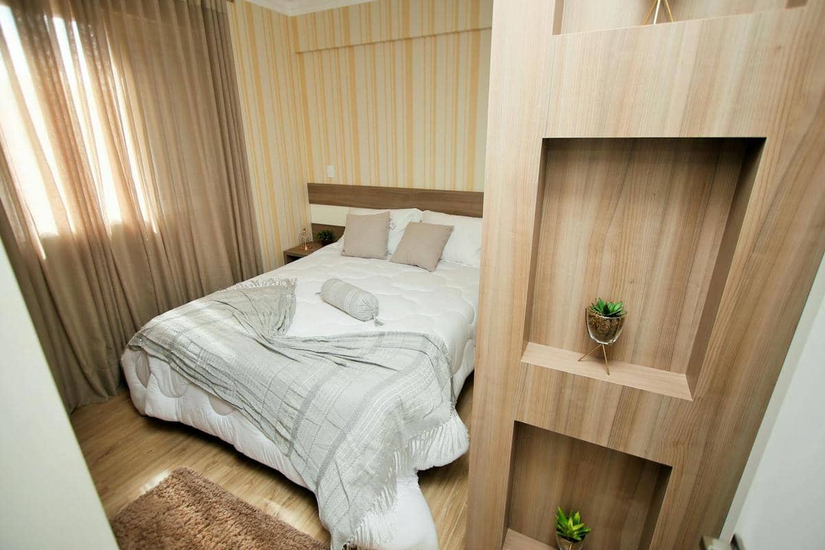 kamar kos dengan wallpaper dinding