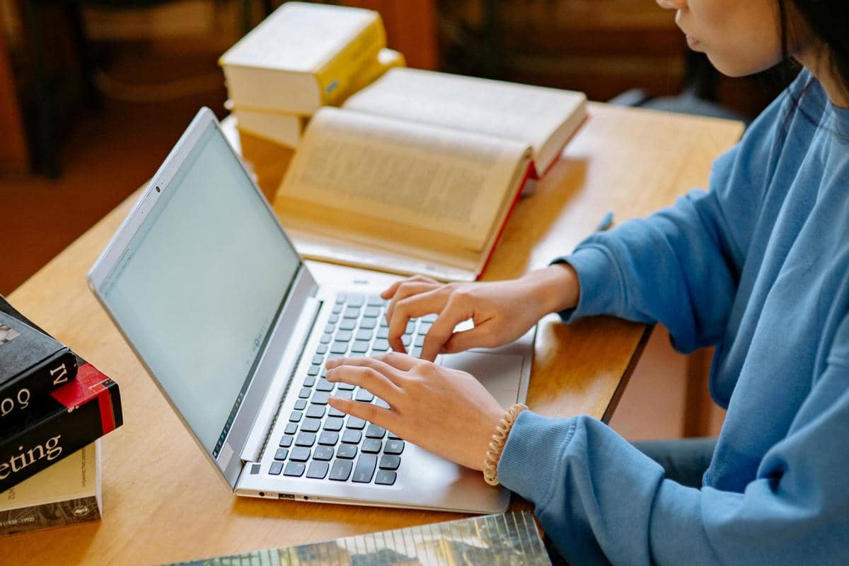 Ilustrasi calon mahasiswa mengikuti tahapan registrasi SNBP 2026 di Universitas Brawijaya (UB).