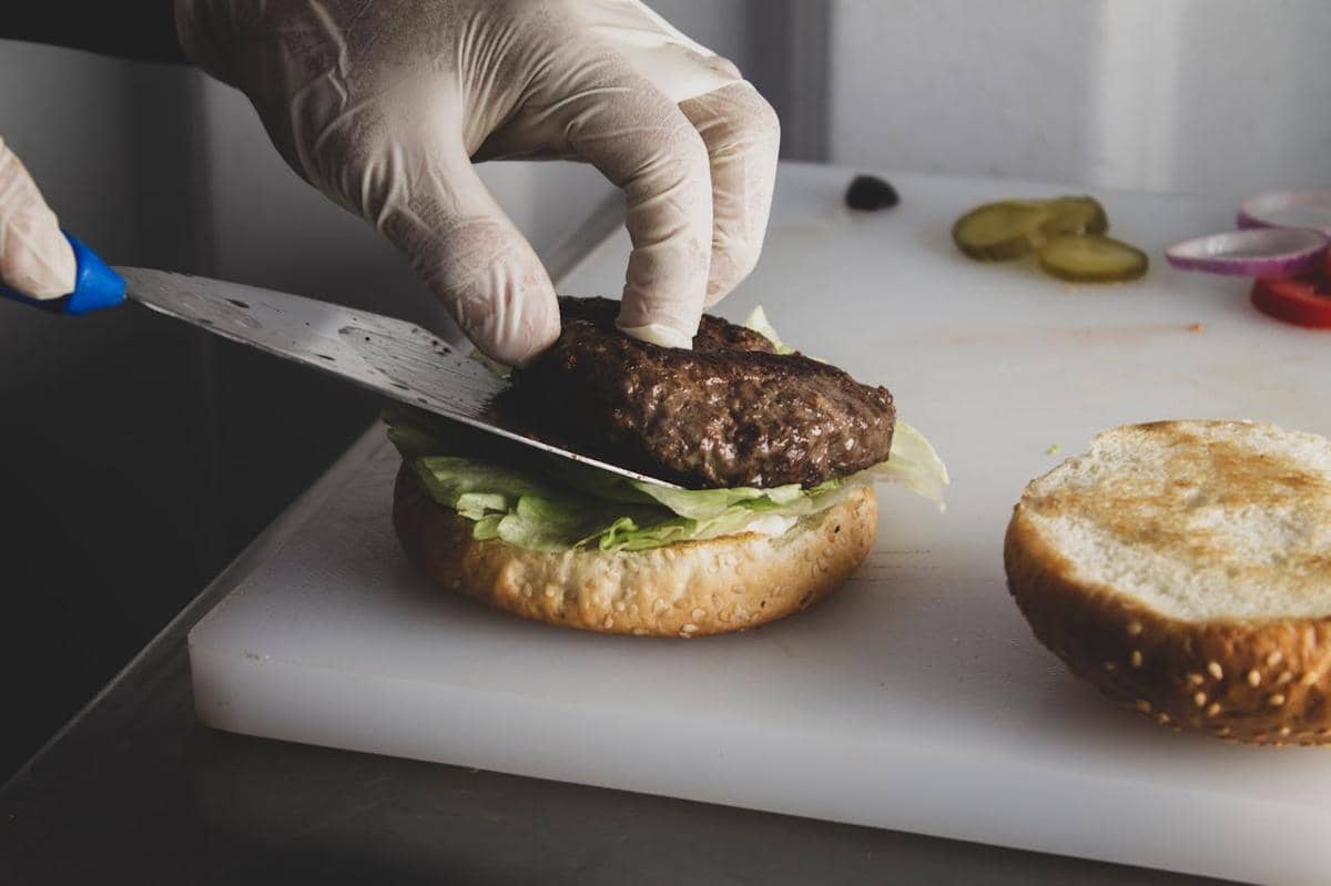 ilustrasi membuat burger