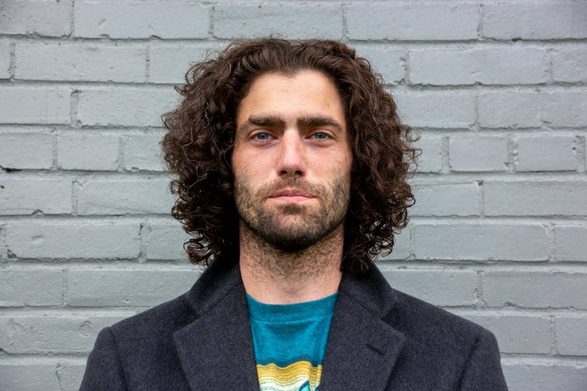 ilustrasi laki-laki bersikap cuek