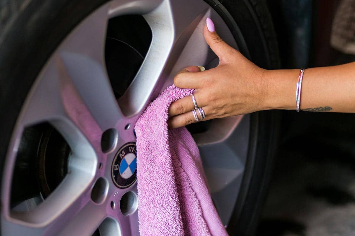 ilustrasi membersihkan velg ban mobil