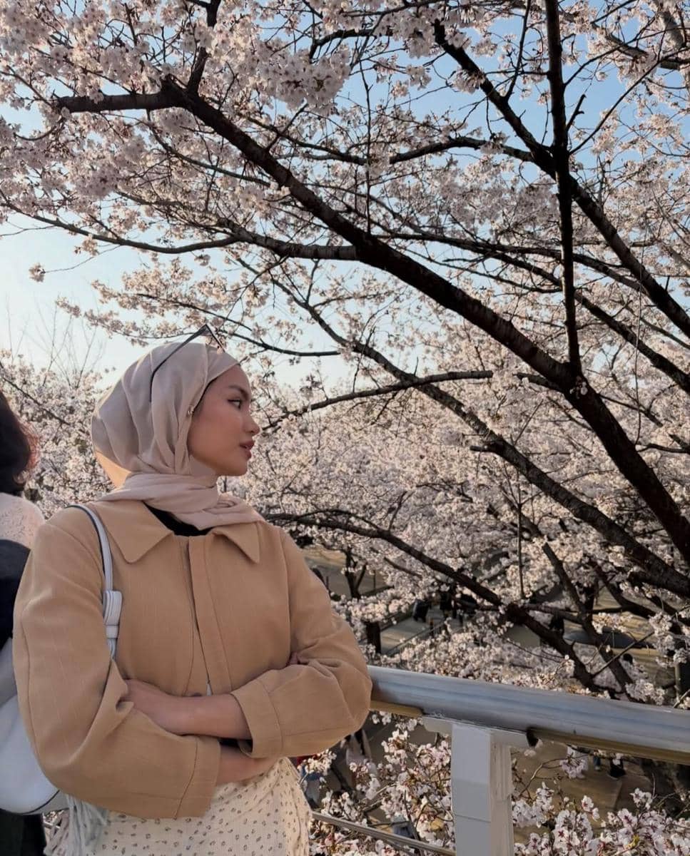 Xaviera Putri menikmati sakura di Seoul