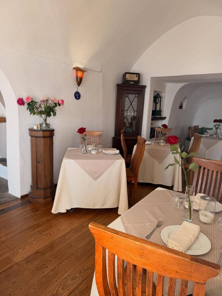 Angel Karamoy menikmati indahnya Santorini