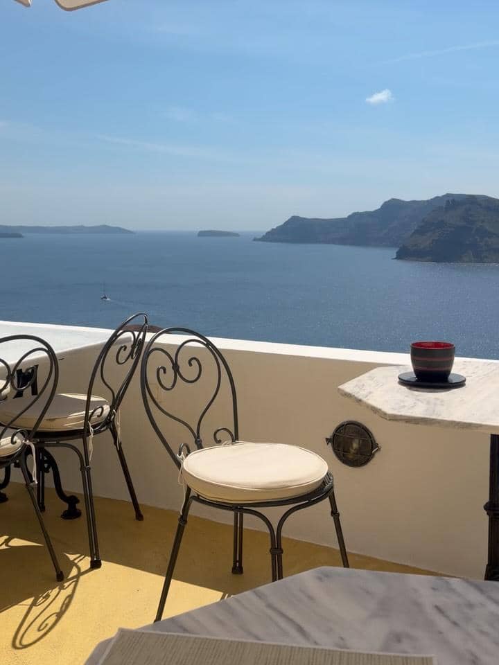 Angel Karamoy menikmati indahnya Santorini