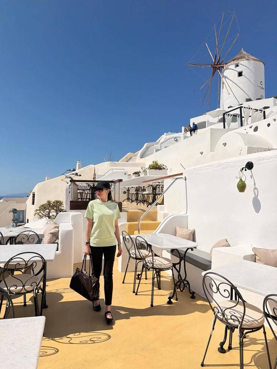 Angel Karamoy menikmati indahnya Santorini