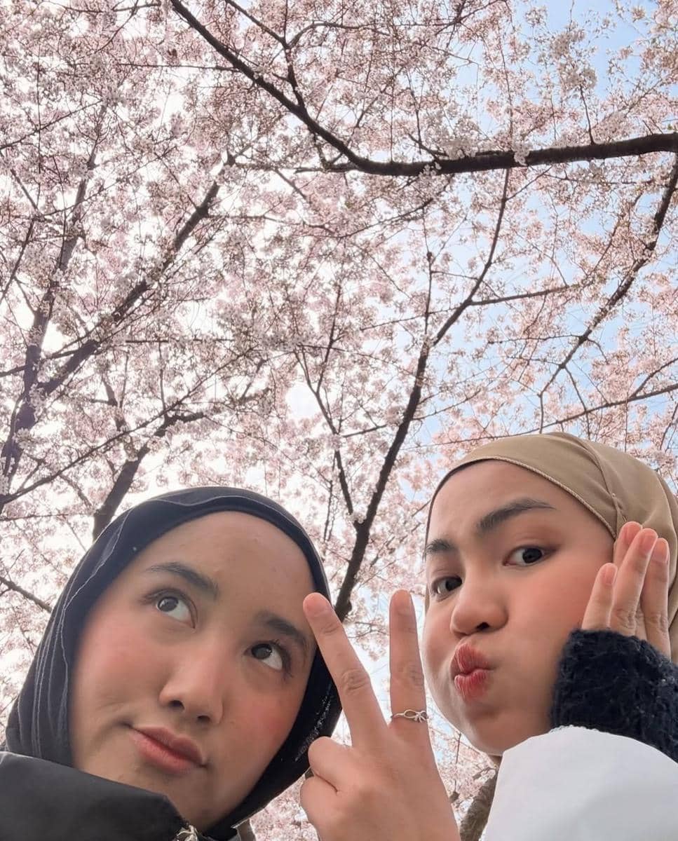 Xaviera Putri menikmati sakura di Seoul