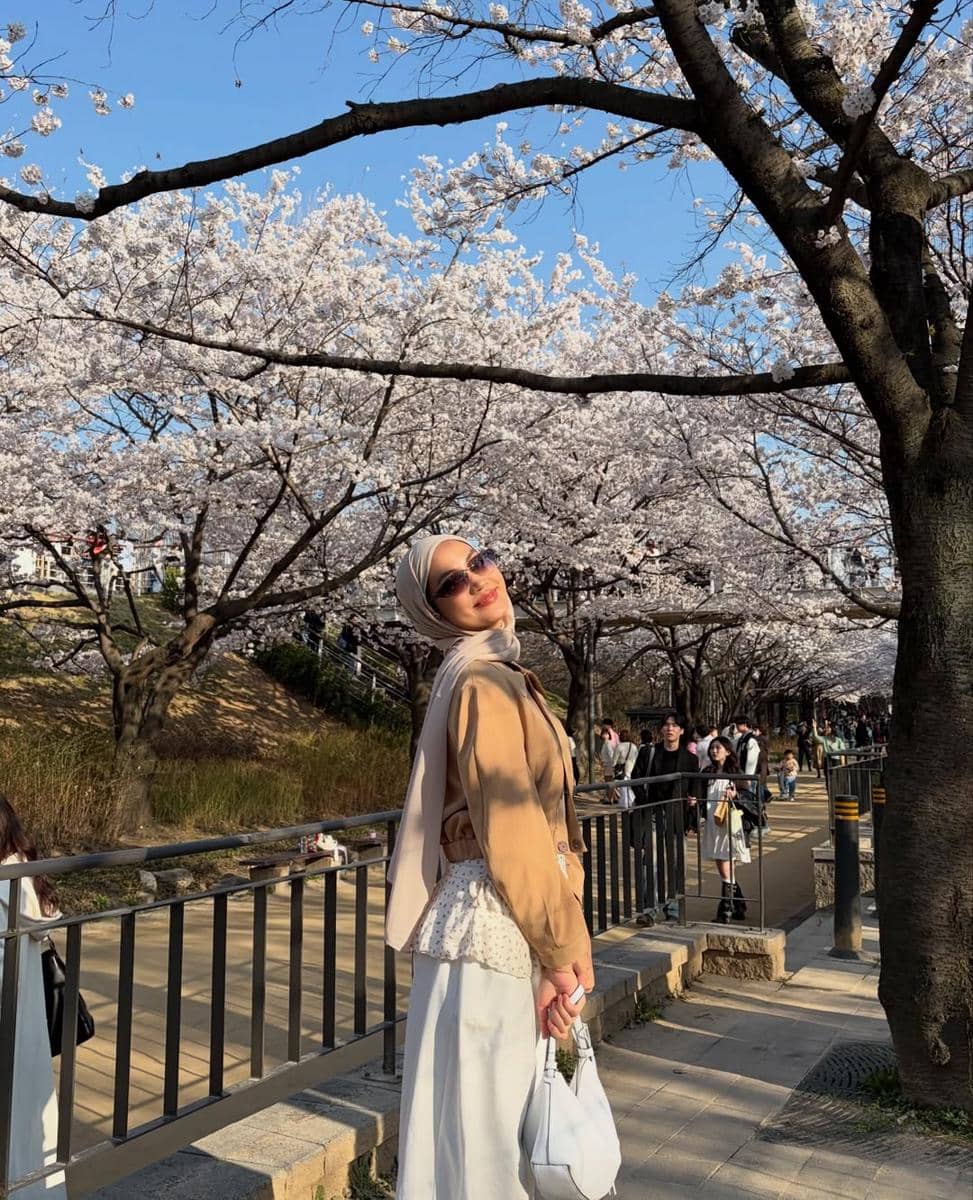 Xaviera Putri menikmati sakura di Seoul