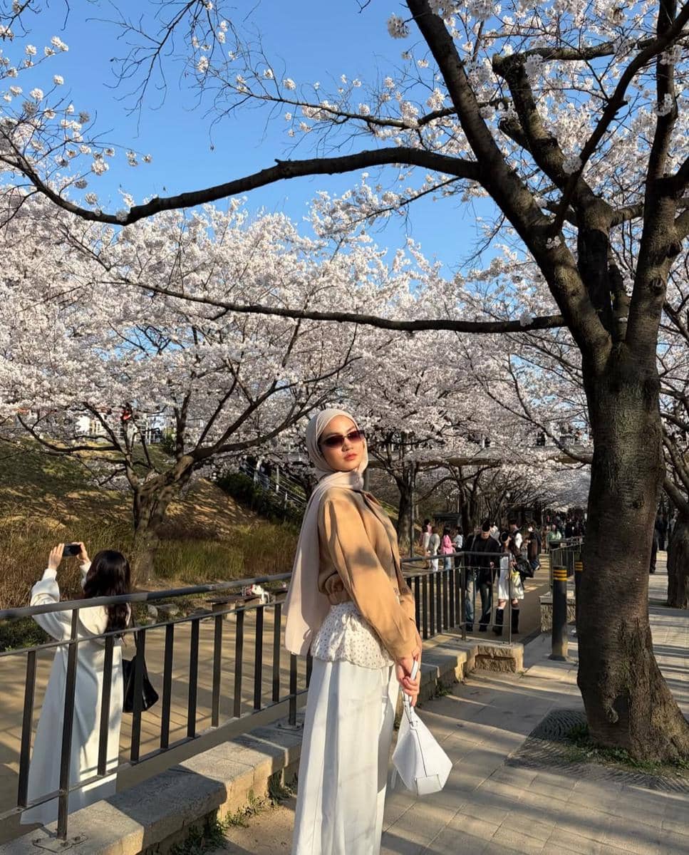 Xaviera Putri menikmati sakura di Seoul