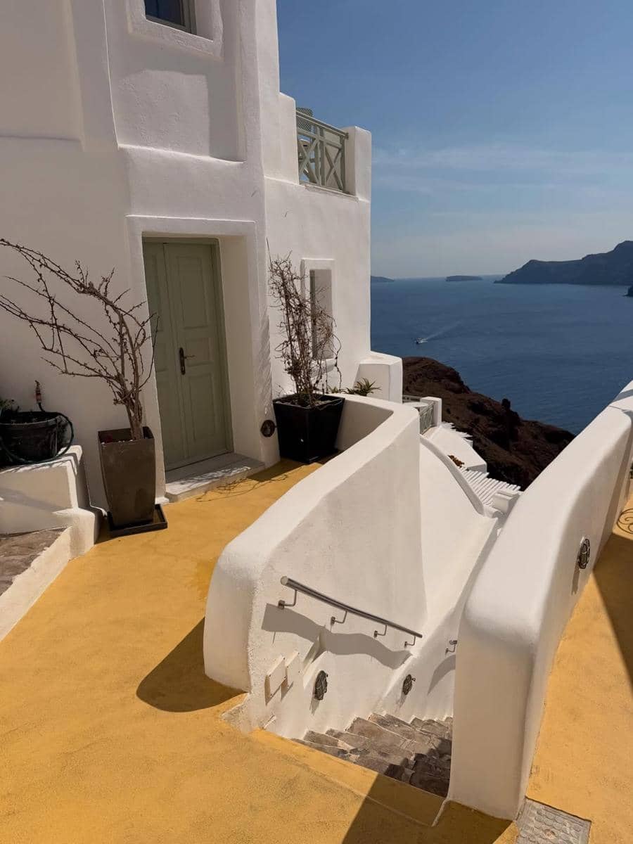 Angel Karamoy menikmati indahnya Santorini