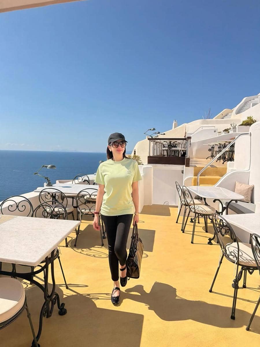 Angel Karamoy menikmati indahnya Santorini