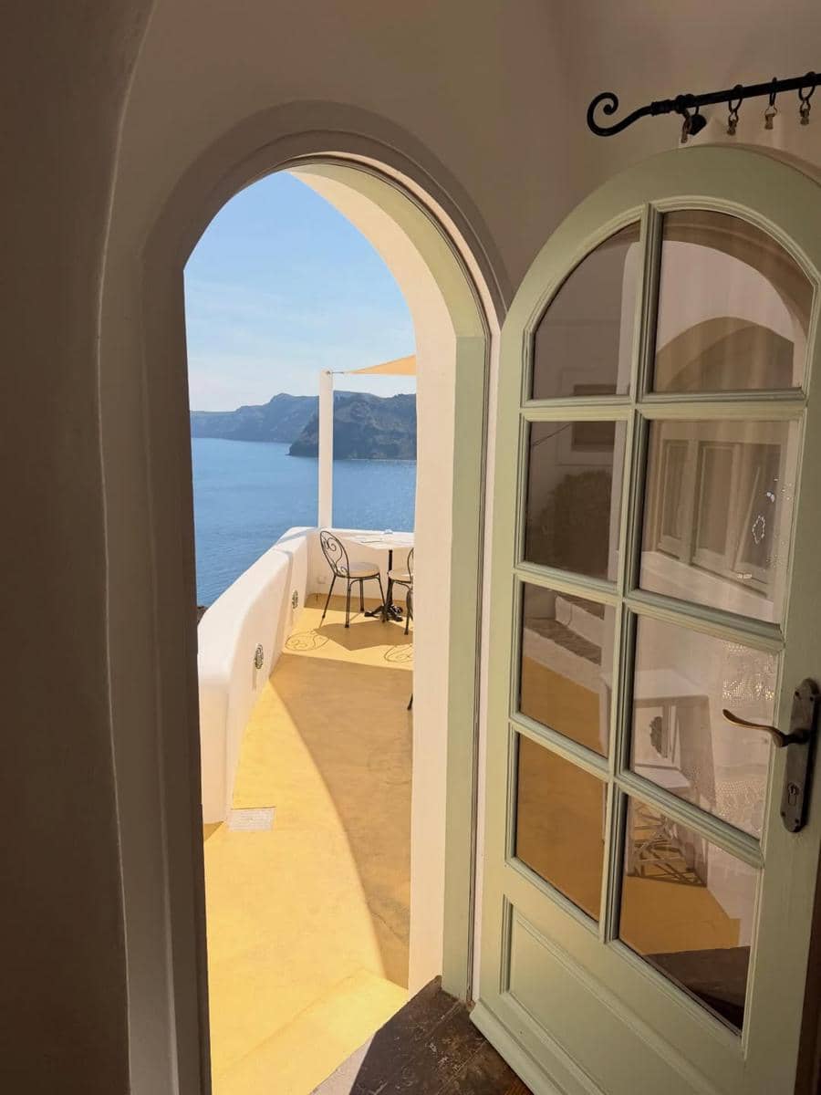 Angel Karamoy menikmati indahnya Santorini