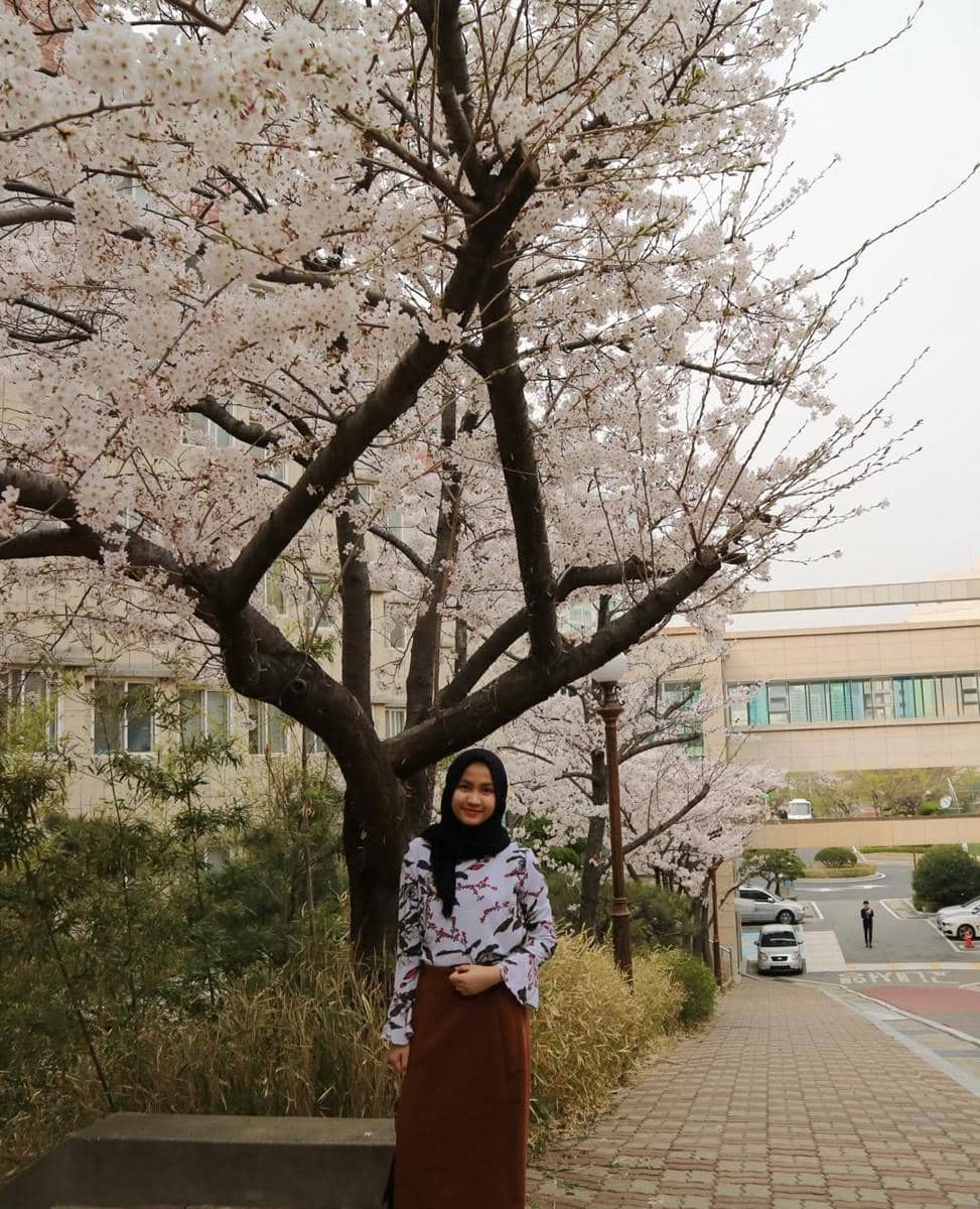 Xaviera Putri menikmati sakura di Seoul