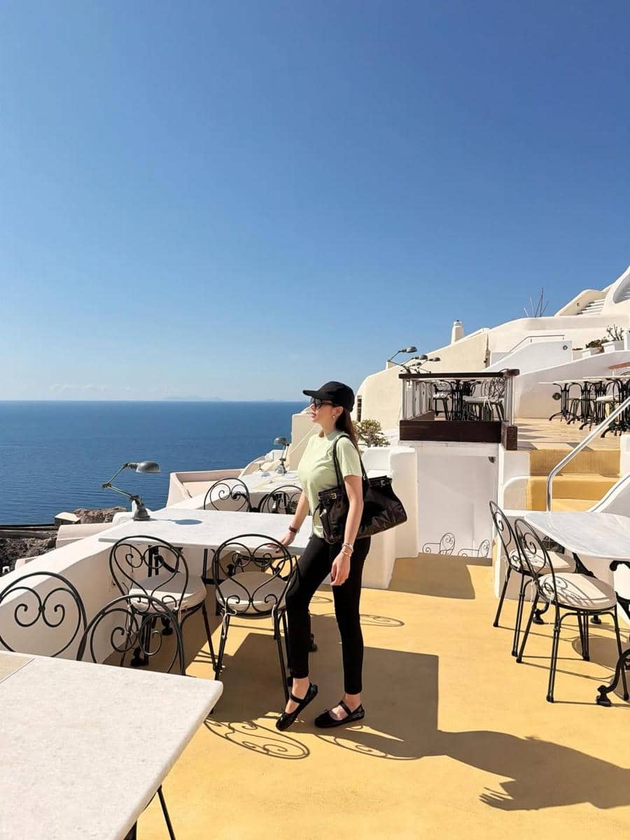 Angel Karamoy menikmati indahnya Santorini