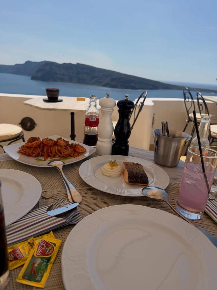 Angel Karamoy menikmati indahnya Santorini