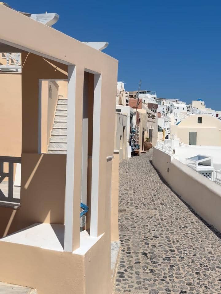Angel Karamoy menikmati indahnya Santorini