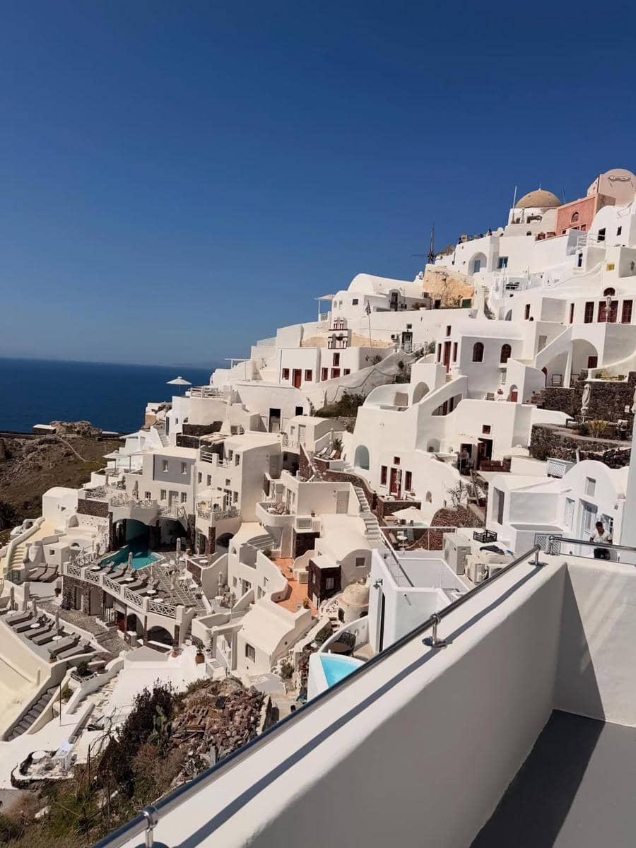 Angel Karamoy menikmati indahnya Santorini