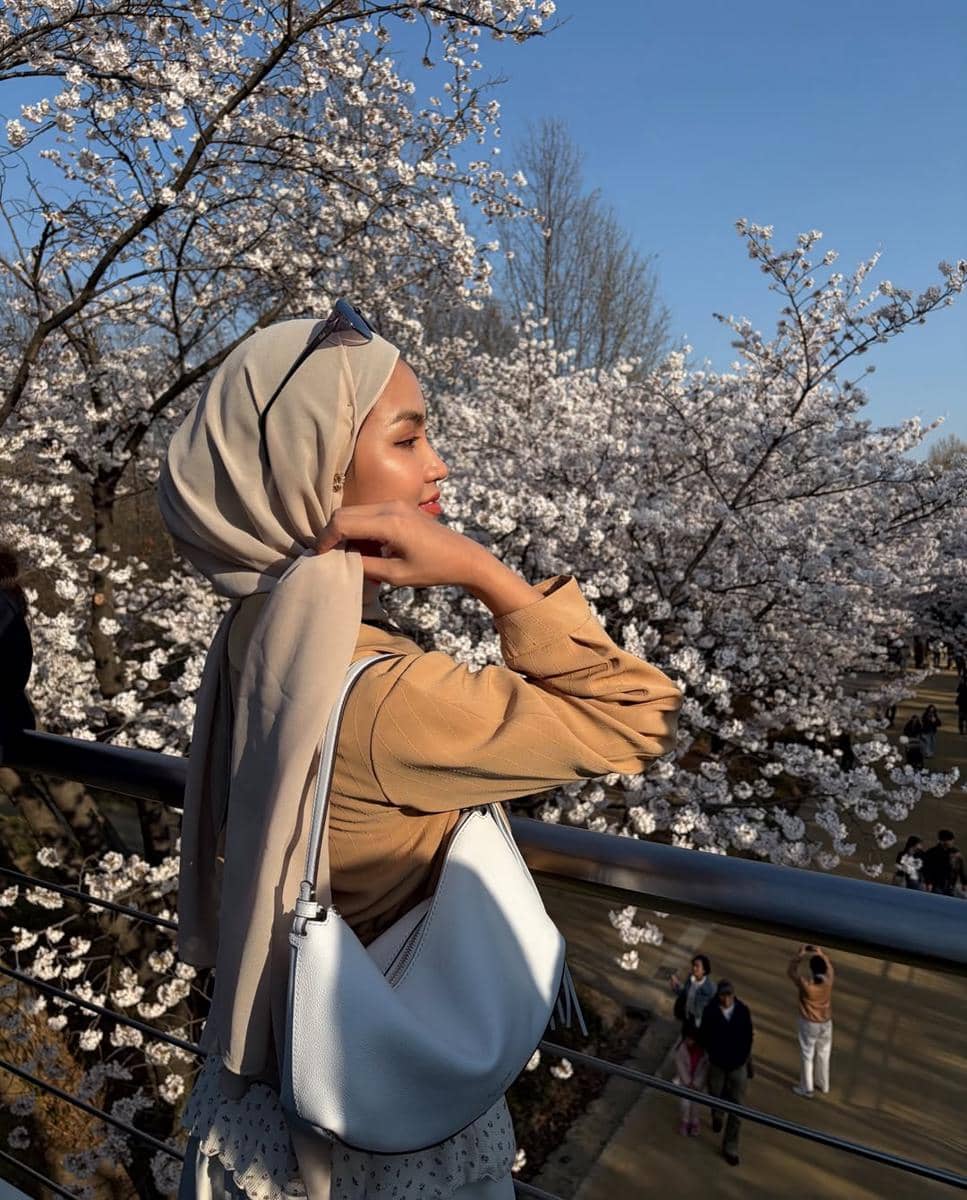Xaviera Putri menikmati sakura di Seoul