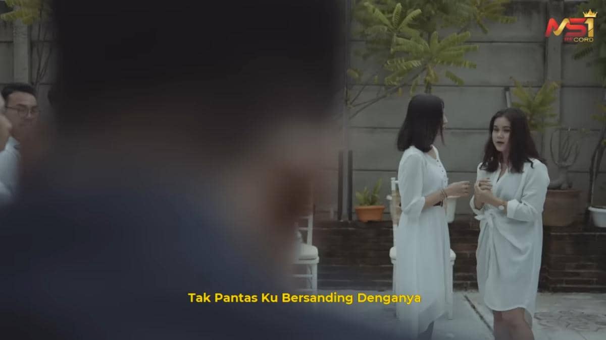 cuplikan video klip "Aku Bukan Jodohnya"