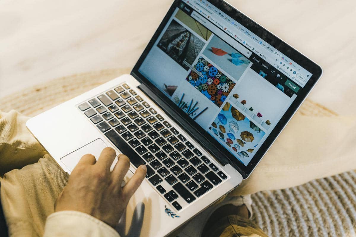 ilustrasi berselancar di internet